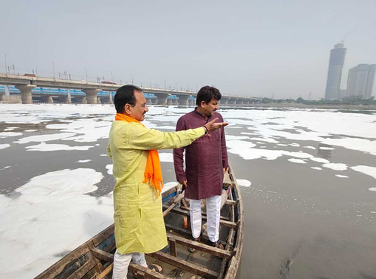 मनोज तिवारी ने केजरीवाल सरकार पर यमुना नदी में केमिकल का छिड़काव करवाने का लगाया आरोप